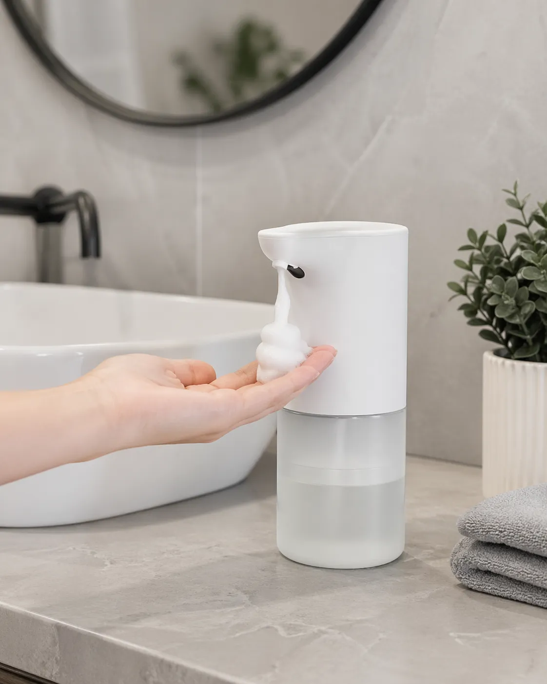 Strakke en hygiënische zeepdispenser met sensor, ideaal voor een nette en praktische badkamer.