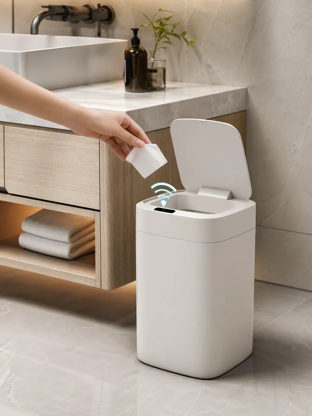 Stijlvolle badkamer met een automatische sensor prullenbak naast de wastafel, voor extra hygiëne en een opgeruimde uitstraling.