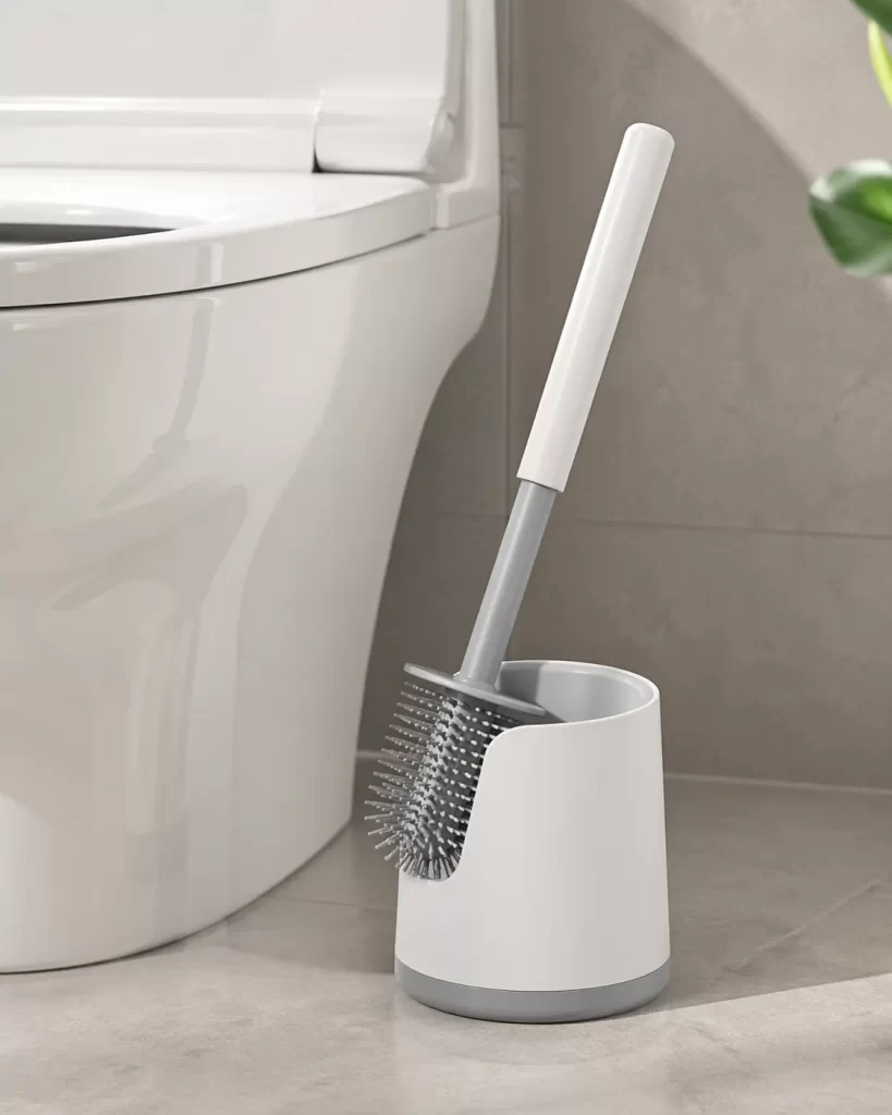 Minimalistische weergave van een siliconen toiletborstel in een schone, stijlvolle badkameromgeving.