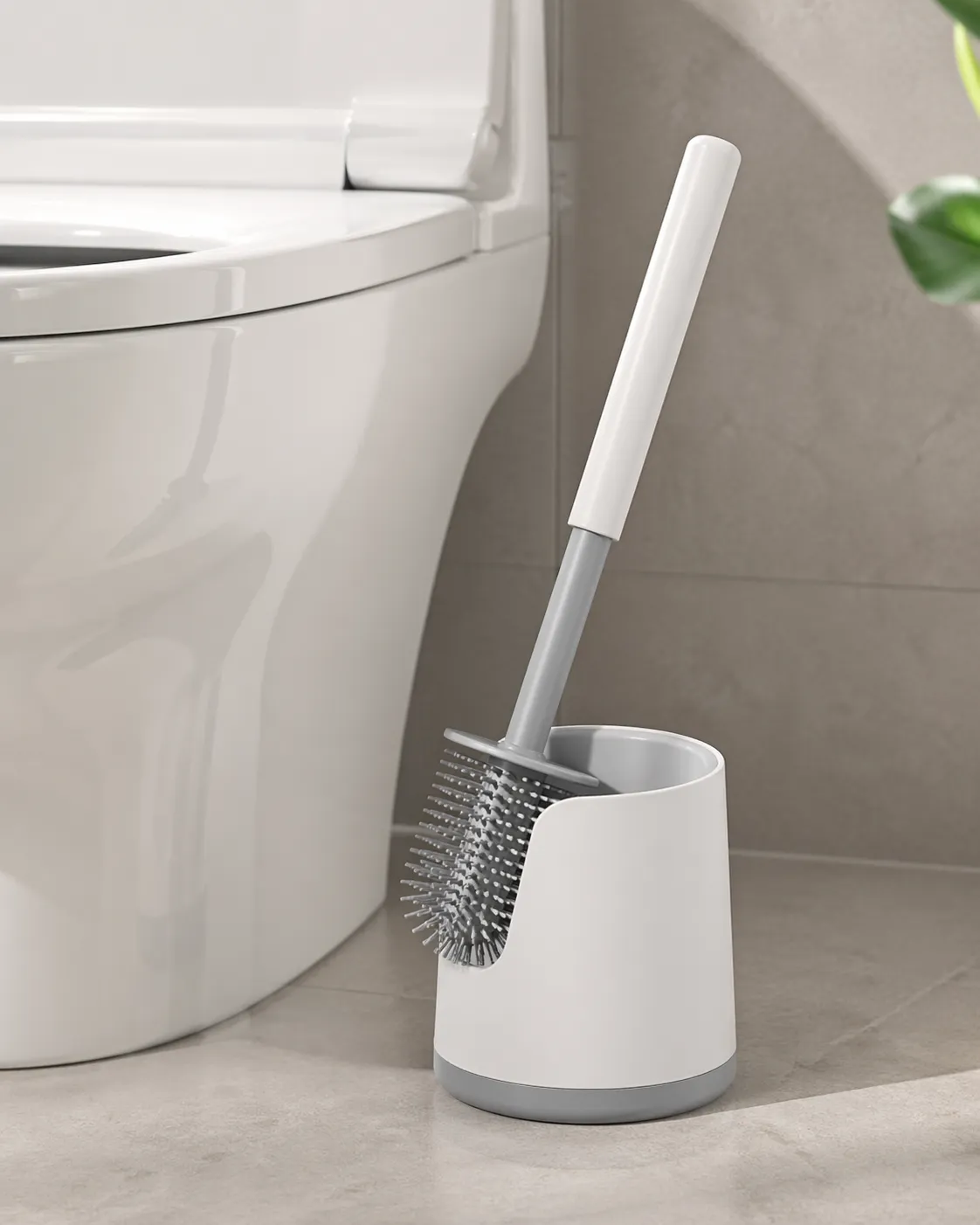 Minimalistische weergave van een siliconen toiletborstel in een schone, stijlvolle badkameromgeving.