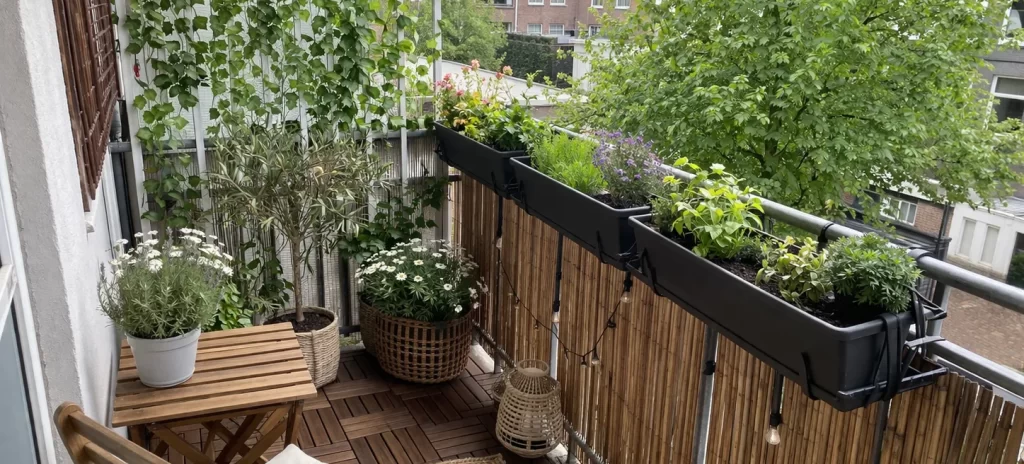 Een realistisch groen balkon met plantenbakken, klimplanten en natuurlijke materialen, zonder te boren.