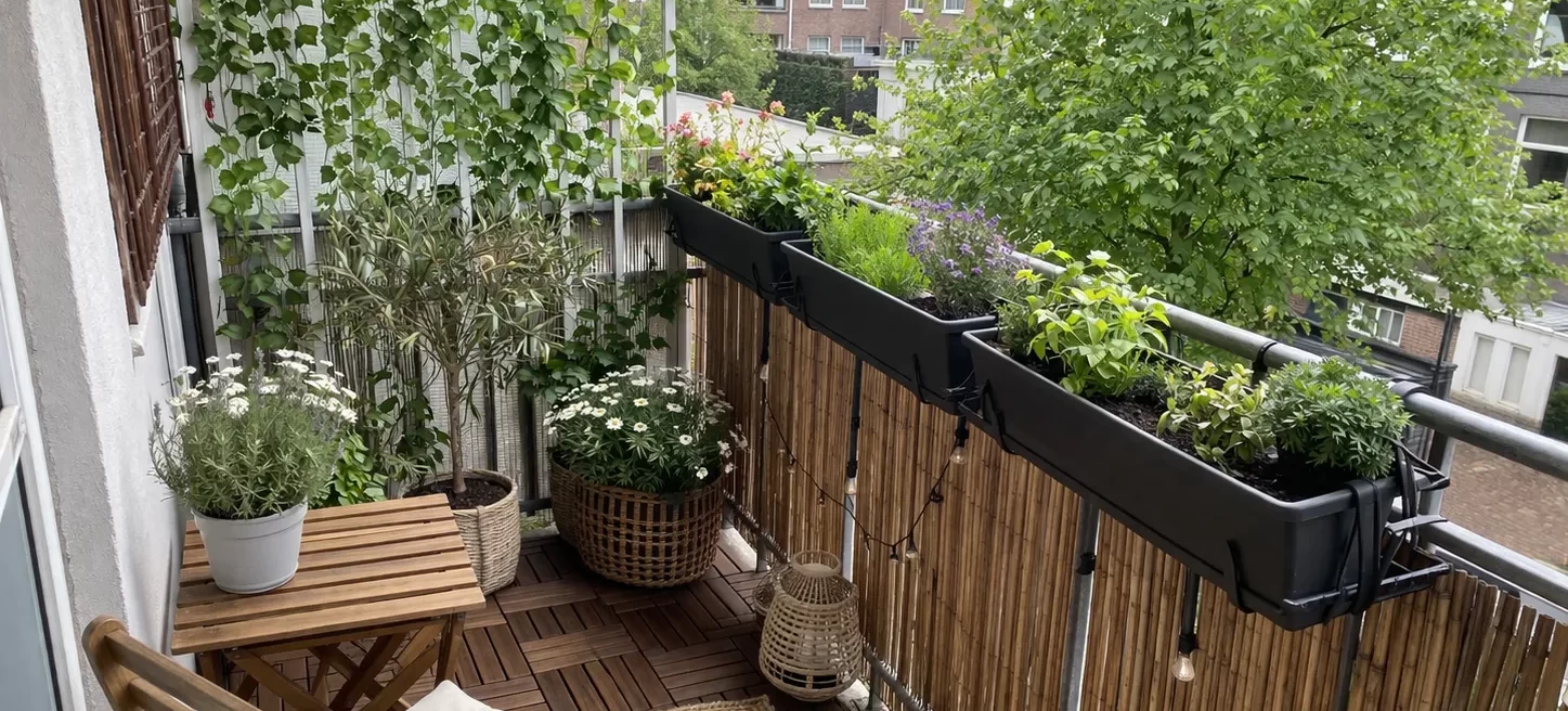 Een realistisch groen balkon met plantenbakken, klimplanten en natuurlijke materialen, zonder te boren.